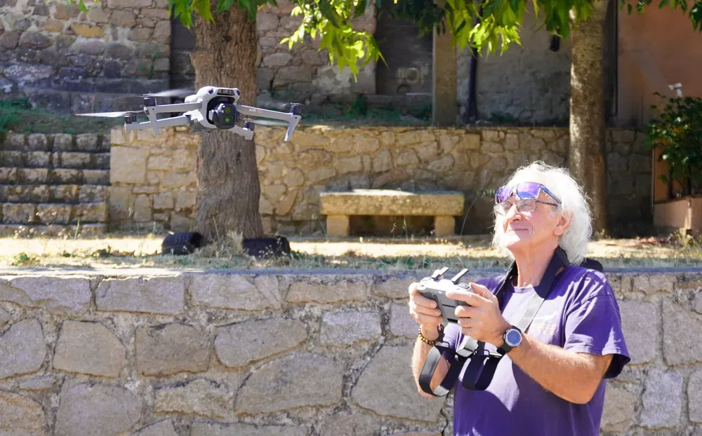 Patrick, télépilote de U Filanciu Drone, aux commandes de son DJI Air 3S en vol